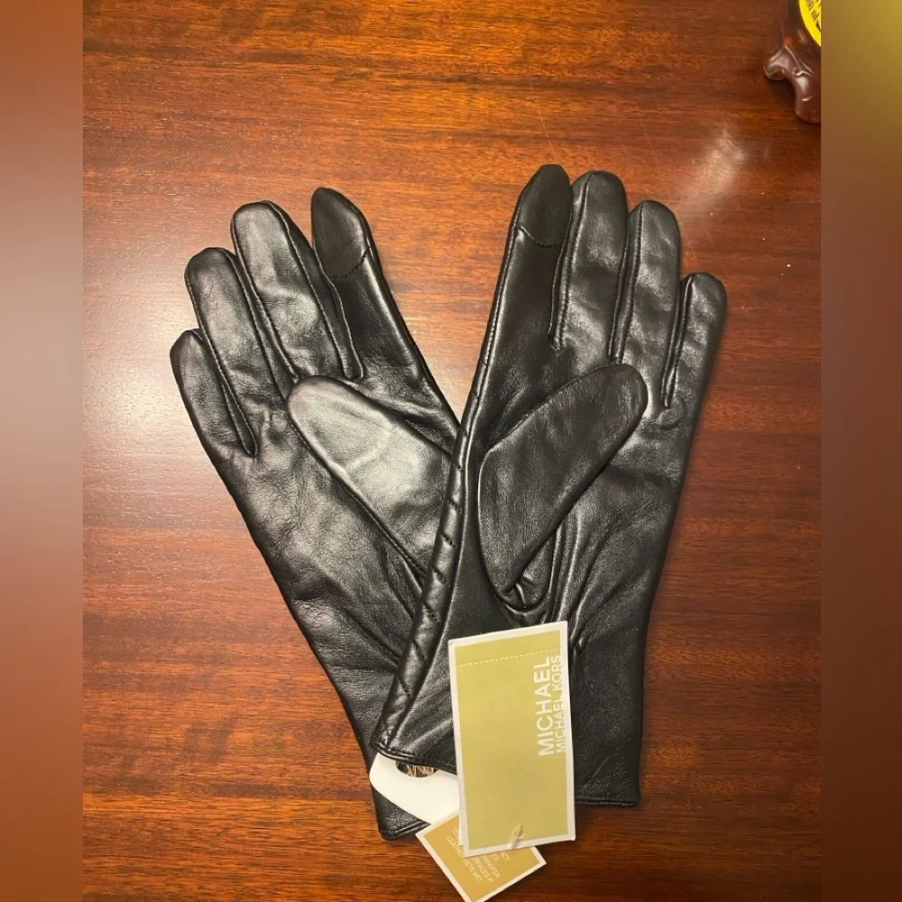 NWT Michael Kors Women’s Genu Leather Chevron Gloves with Touchscreen Technology